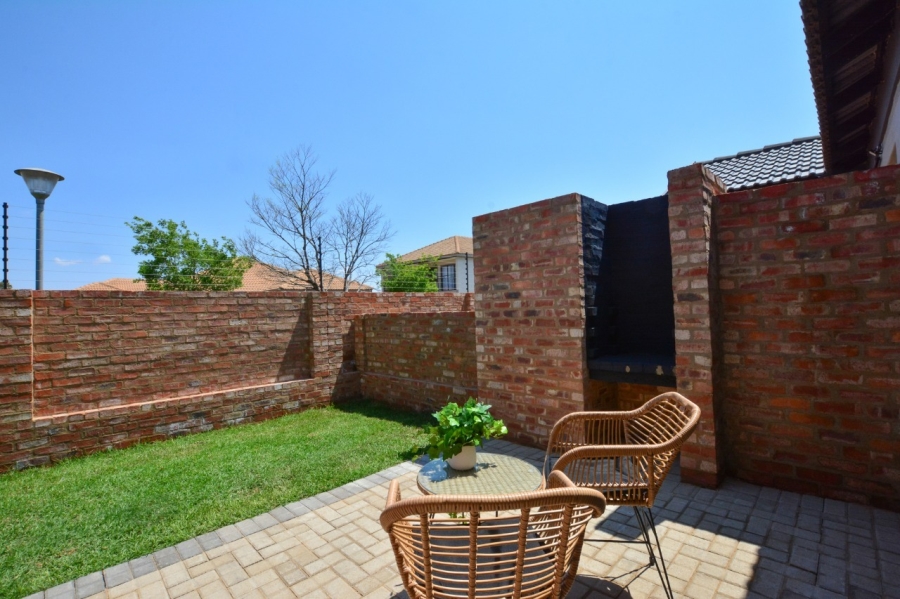 To Let 2 Bedroom Property for Rent in Van Der Hoff Park North West